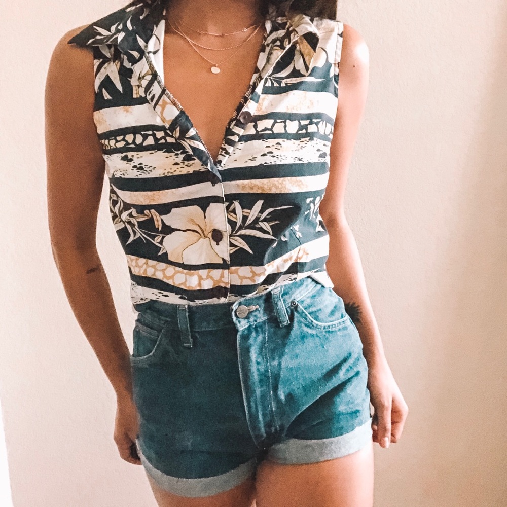 🌸Vintage Sleeveless Button Up